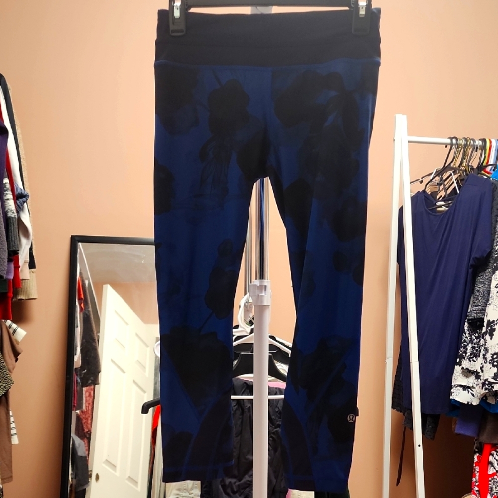 Lululemon Size 4 Blue and Black Patterned Leggings Like New